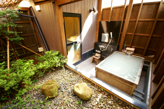 貸切露天風呂：専用の中庭を有し、プライベート感にこだわった作りとなっております。