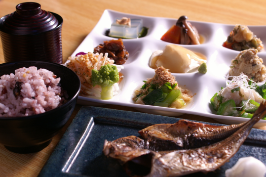 朝は、健康に良い雑穀米のご飯とふっくら白いご飯のご用意が御座います。