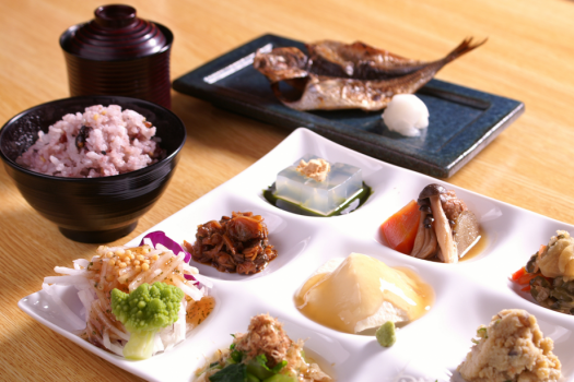 ご朝食は、和食を中心としたおもてなしです。
旬の物、地の物にこだわり、心温まる身体に優しいご朝食をご用意致します。
