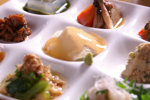 ご朝食では、ご飯のお供に9つのお料理を程よい量でお楽しみ頂けます。