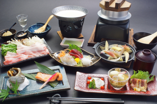 梅コース：地元食材を使用したお料理をご堪能くださいませ。一般的な男性の方でも充分に食べ応えのあるコース内容をご用意いたしております。