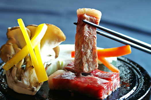石焼き足柄牛ステーキ：その場でアツアツに仕上げてお口の中へ！