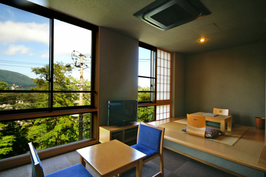 203号室：箱根の山々を眺望できる贅沢なお部屋です。