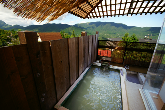 301号室 客室露天風呂：箱根の山々を望みながら、硫黄の香りに浸って頂けます。