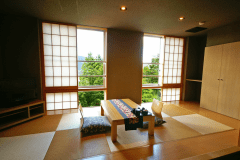 201号室：小上がりの畳敷き部分が大きくとられているお部屋です。