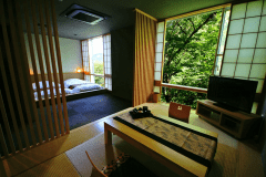 205号室：木々の茂る季節は、身体一杯の自然を感じて頂けます。