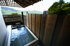 302号室 客室露天風呂：ご滞在中いつでもお好きな時にご利用頂けます。