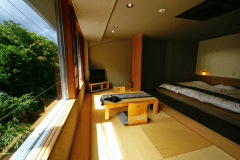 305号室：窓の外には自然が広がります。癒しと寛ぎの時間をご堪能下さい。