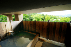 303号室 専用露天風呂：当館で一番大きな檜風呂は、ご家族でもゆったり。