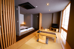 201号室：落ち着きのあるお部屋で、ゆったりと上質な時をお過ごし下さい。