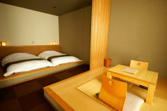 206号室：常時お布団が敷かれており、夕食前にも横になることが可能です。