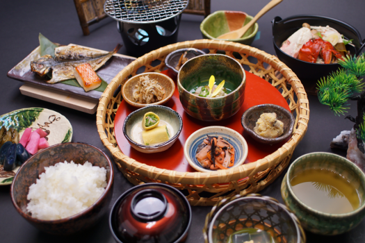 ご朝食では、朝の気分に合わせ少しでもお好みの物が見つかるよう多様にお支度を。（写真は一例です）