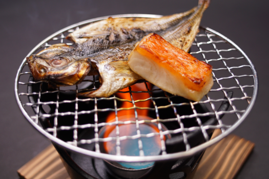 ご朝食では、地元の干物や焼き魚を熱々の焼きたてでご用意。（写真は一例です）