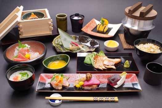 青竹懐石：熱海・伊豆の新鮮な魚介をふんだんに盛り込んだ内容となり、
お肉料理では、日南鶏を使用した特製の朴葉味噌をお召し上がり頂けます。