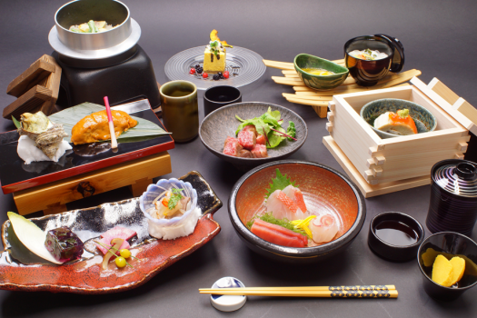 赤松懐石：お肉料理では国産牛を特製ソースで食べられるおススメのものとなり、
金目鯛を使ったお料理や、和食人が作る極上素麺の吸い物など細部までこだわった内容です。