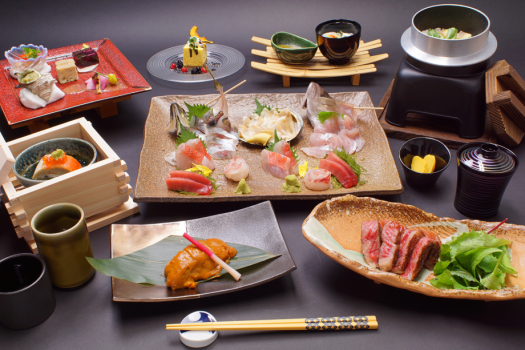 特赤松懐石：お肉料理では和牛も食べられるおススメのものとなり、
目玉となるお造りの盛合わせでは、地魚の姿盛を含む全6種が味わえます。
