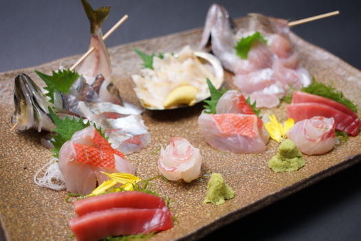 アワビ・地魚姿2種・3点お造り盛り合わせ。熱海といえばやっぱり新鮮な魚介に舌鼓！