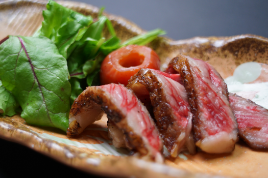 地物の和牛「静岡そだち」をオリジナルのソースで仕上げます。