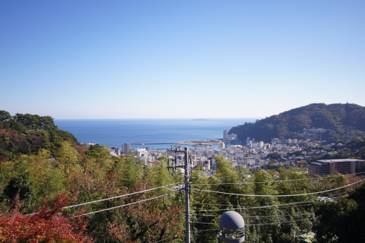 熱海の街並みと壮大な海が広がります。