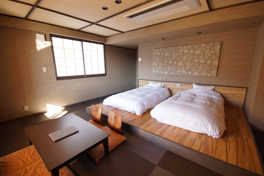 露天風呂付き特室：落ち着いたお部屋で、ごゆっくりとお寛ぎ下さい。