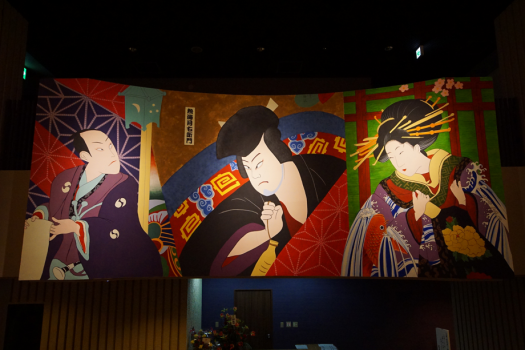 侍と月右衛門と花魁をイメージした壁画が皆様をお出迎えいたします。
