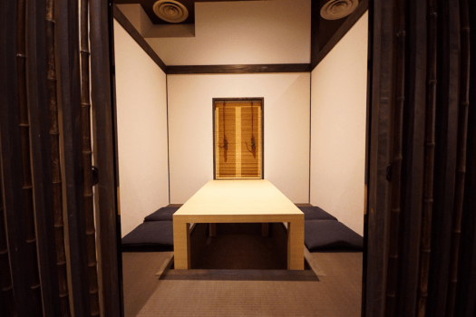 お食事処：個室は、堀り座敷式のものとテーブル席がございます。
掘り座敷となっており、脚を伸ばしてごゆっくりとお寛ぎ頂けます。