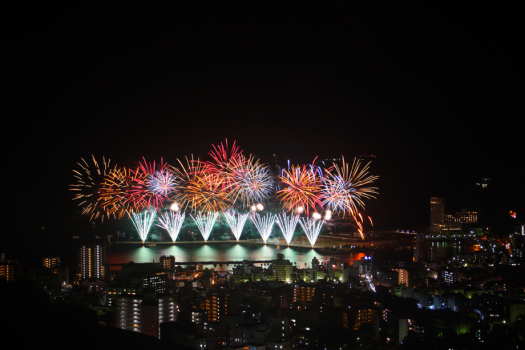 熱海では年間を通して花火大会が行われ、熱海の夜景と共にお楽しみ頂けます。
