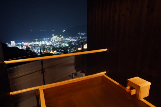 貸切露天風呂：気心知れた間柄だけで、温泉と熱海の夜景をご堪能頂けます。