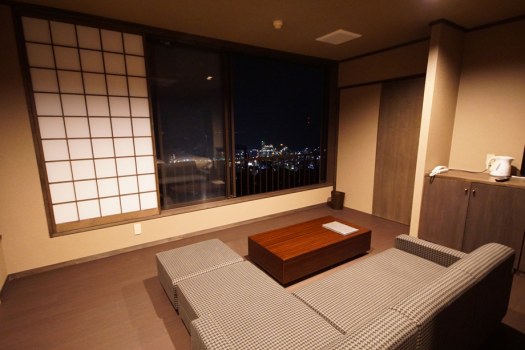露天風呂付きファミリー特室：お部屋のソファーから大海原や夜景をお楽しみ頂けます。