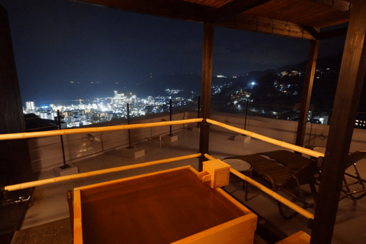 テラス＆露天風呂付き特室：角部屋の立地から熱海の絶景を見渡すことができます。