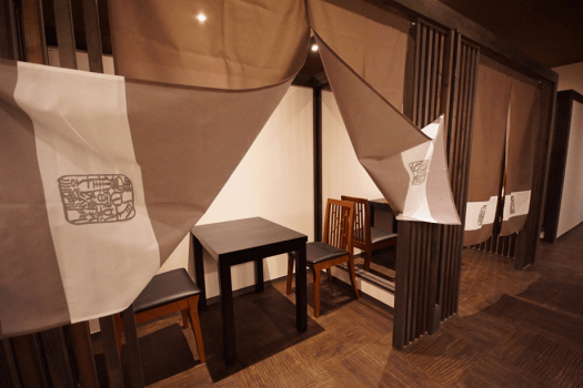 お食事処：個室は、掘り座敷式のものとテーブル席が御座います。