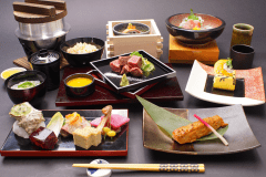 特青竹懐石：熱海・伊豆の新鮮な魚介をふんだんに盛り込んだ内容となり、お肉料理では和牛もご用意！
伊勢海老を使ったお料理や、和食人が作る極上素麺の吸い物など細部までこだわった内容で御座います。