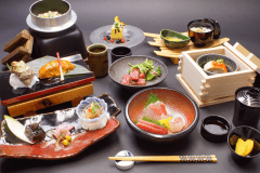 赤松懐石：お肉料理では国産牛を特製ソースで食べられるおススメのものとなり、
金目鯛を使ったお料理や、和食人が作る極上素麺の吸い物など細部までこだわった内容です。