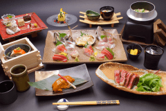 特赤松懐石：お肉料理では和牛も食べられるおススメのものとなり、
目玉となるお造りの盛合わせでは、地魚の姿盛を含む全6種が味わえます。