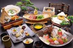 特金扇懐石：当館最上級のお料理コースです。
伊勢海老や、和牛、鮑の塩釜焼き、土鍋で炊く鯛の御頭ご飯など、豪華絢爛な内容をご用意いたします。