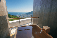 当館の誇る絶景貸切露天風呂は、熱海の街並みと海を見下ろすロケーションとなっております。