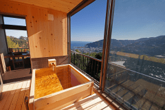 露天風呂付きファミリー特室：大人数で時間を気にせず、温泉と景色をお楽しみ頂けます。