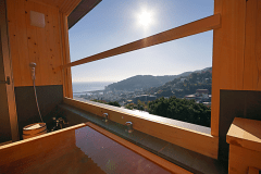 露天風呂付き特室：熱海の景色を眺めながら、ごゆっくりとお寛ぎ下さい。