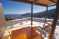 テラス＆露天風呂付き特室：熱海を一望できる絶景テラスは当館の特等席です。