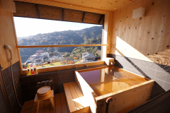 露天風呂付き2名専用特室：木のぬくもりを感じられます。