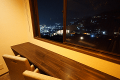 眺望2名専用室：横掛けのカウンターからは見渡す限りの絶景が広がります。(露天風呂付き客室ではありません)