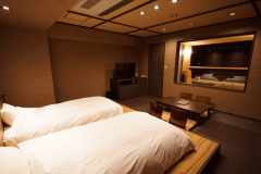 ■露天風呂付き特室：天候や気温に応じて窓の開閉ができる便利な露天風呂付客室です。