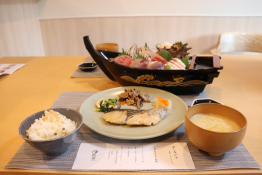 自社限定12時チェックアウト【1泊2食】夕食は海鮮舟盛！新鮮な海の幸を鮮魚店直送で！おばんざいはお部屋で簡単調理♪