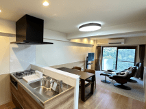 アイランドキッチンとリビング