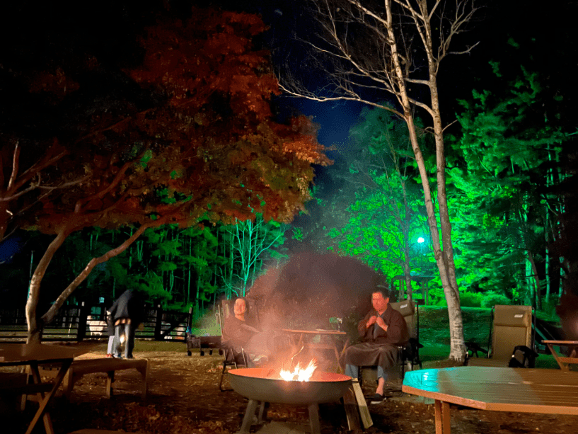 焚火BAR（21時～22時30分）。ブランケットに身を包み、リクライニングチェアに横たわりながらパチパチと爆ぜる焚火に耳をかたむける。お好みのドリンクを持ち込んで、冬だからこそ輝きを増す満天の星空を楽しんでくださいね。