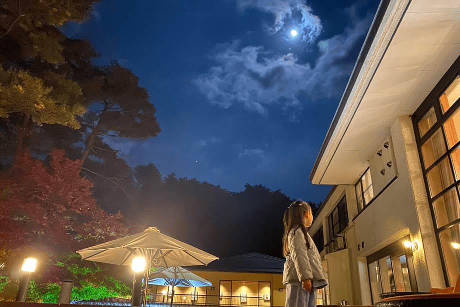 【八ヶ岳ホテル風か】星見テラス｜夜はナイトBARのドリンクをもちこめます。夜に薪ストーブ、焚火にあたりながら美しい八ヶ岳の星空をご堪能ください。