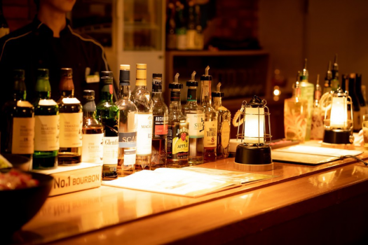【オールインクルーシブ】ナイトBAR（21:00～22:30）。夕食時とは銘柄を変えて約50種類をご用意。大切な方との語らいで更けていく高原の夜をお愉しみください。