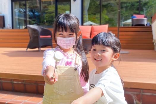 【オールインクルーシブ】ウェルカムフード。窯焼きウェルカムピザ、焚き火での焼きマシュマロ、お菓子をご用意。どれもとても美味しいと評判です。