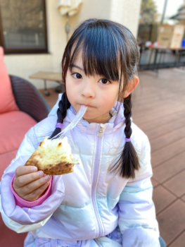 【オールインクルーシブ】ウエルカムフード。テラスの窯の焼きたてウエルカムピザ、巨大たき火での焼きマシュマロ、お菓子をご用意。特に焼きたてチーズピザはとても美味しいと評判。