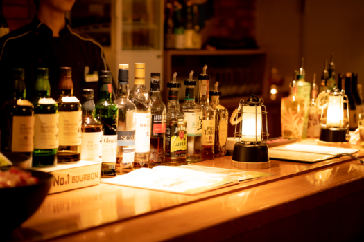 【オールインクルーシブ】ナイトBAR（21：00～22：30）。約50種類のドリンクが楽しめる。星見テラスの焚火BARにもちめば、八ヶ岳の美しい星空とともにお好きなドリンクを楽しめる。